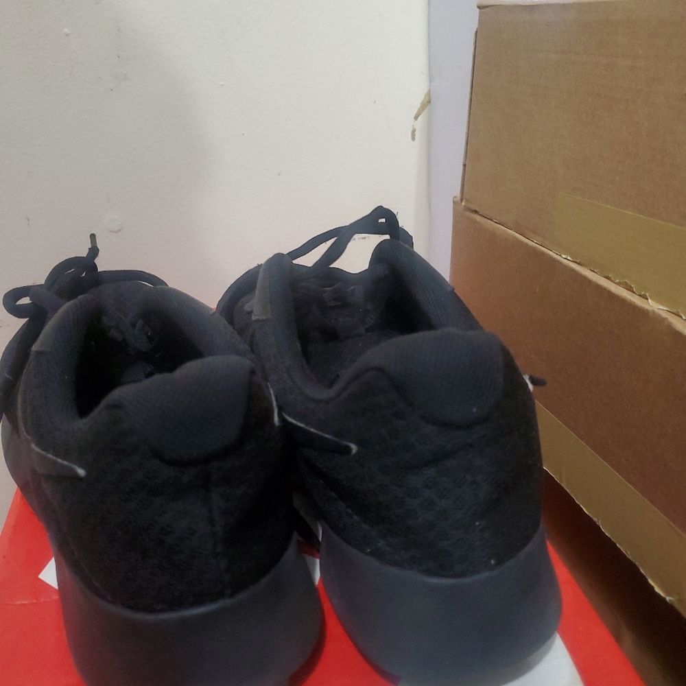 Nike - Picture 2 of 5